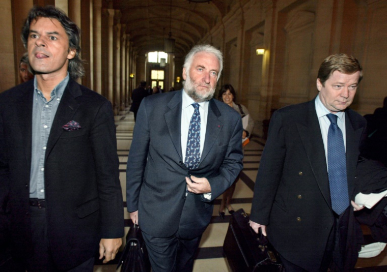 l'ancien PDG d'Elf, Loïk Le Floch-Prigent (centre) et ses avocats arrivent au Palais de justice de Paris le 4 novembre 2002 ( AFP / JACK GUEZ )