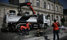 Des ouvriers à Bordeaux durant une canicule le 29 juillet 2024 ( AFP / Philippe LOPEZ )