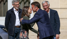 Le président Emmanuel Macron ((c,d), accompagné de l'ambassadeur de France en Iran Pierre Cochard (g), accueille à l'Elysée Cécile Kohler et Jacques Paris (s), libérés par l'Iran après trois ans et demi de détention, le 8 avril 2026 à Paris ( POOL / Tom Nicholson )