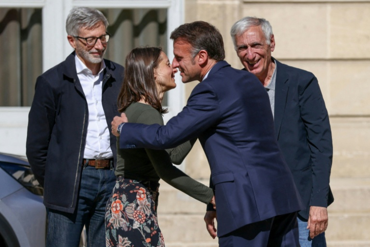 Le président Emmanuel Macron ((c,d), accompagné de l'ambassadeur de France en Iran Pierre Cochard (g), accueille à l'Elysée Cécile Kohler et Jacques Paris (s), libérés par l'Iran après trois ans et demi de détention, le 8 avril 2026 à Paris ( POOL / Tom Nicholson )
