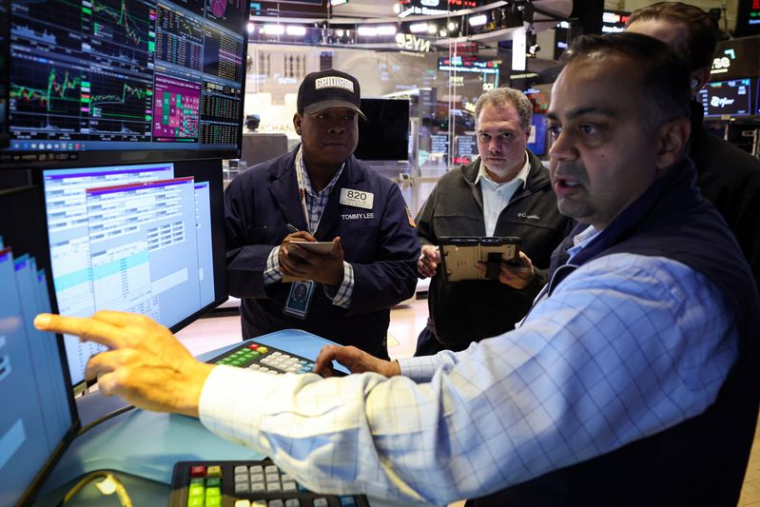 Les traders travaillent sur le parquet de la Bourse de New York