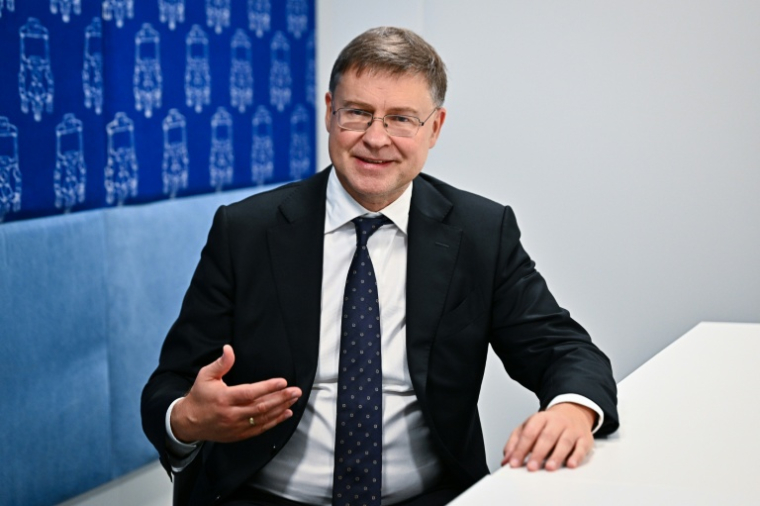 Valdis Dombrovskis, le commissaire européen aux Affaires économiques, lors d'un entretien avec l'AFP à Bangkok, en marge des assemblées du Fonds monétaire international (FMI) et de la Banque mondiale, le 13 octobre 2026 ( AFP / Lillian SUWANRUMPHA )