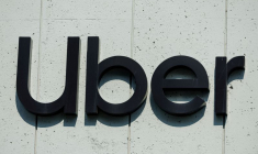 Le logo d'Uber est affiché sur le bâtiment à Los Angeles, Californie, États-Unis