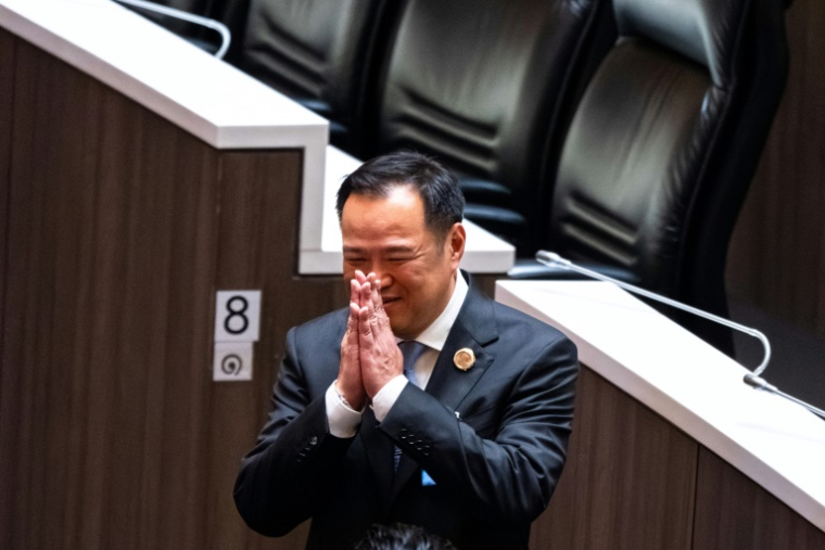 Le chef du parti Bhumjaithai, Anutin Charnvirakul, dans la salle du Parlement à Bangkok, le 5 septembre 2025 en Thaïlande ( AFP / Chanakarn Laosarakham )
