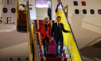 Le président français Emmanuel Macron et son épouse Brigitte Macron à leur arrivée à l'aéroport international de Noi Bai à Hanoï, le 25 mai 2025 au Vietnam ( AFP / Ludovic MARIN )