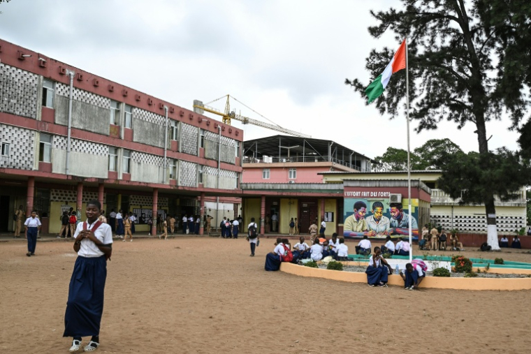 Vue générale des élèves dans la cour du Lycée Moderne de Cocody, à Abidjan (Côte d'Ivoire), le 22 septembre 2026 ( AFP / Sia KAMBOU )