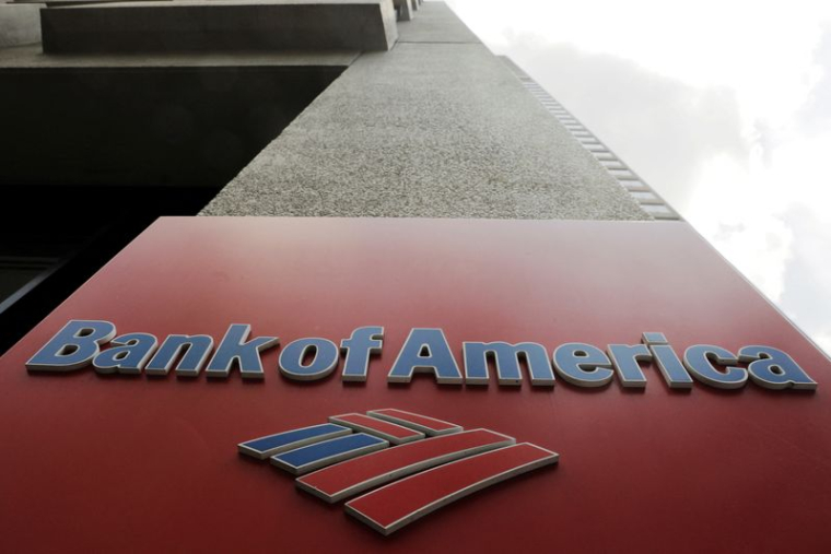 Un panneau de Bank of America est visible sur le côté d'un immeuble à New York