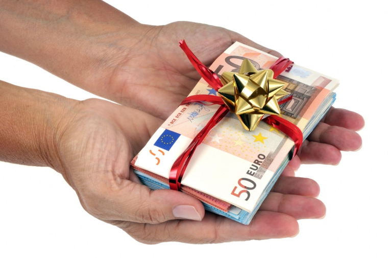 (Verser des étrennes à Noël : comment bien gérer la somme dédiée et éviter les arnaques ? - Crédit photo : Adobe Stock)