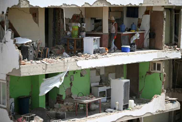 Edificio colapsado en La Guaira después del doble sismo en Venezuela ( AFP / Federico PARRA )