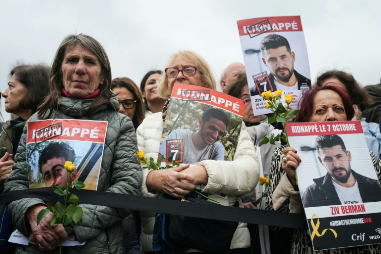 Des portraits d'otages détenus à Gaza, pendant un rassemblement place du Trocadéro à Paris, le 10 octobre 2025 ( AFP / Dimitar DILKOFF )