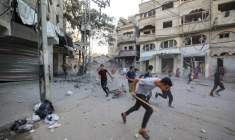 Des Palestiniens courent pour se mettre à l'abri après une frappe israélienne à Bureij, dans le centre de la bande de Gaza, le 19 octobre 2025 ( AFP / Eyad BABA )