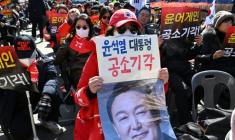 Les partisans de l’ancien président sud-coréen destitué, Yoon Suk Yeol, se rassemblent devant le tribunal de district central de Séoul, à Séoul, le 19 février 2026 ( AFP / Jung Yeon-je )