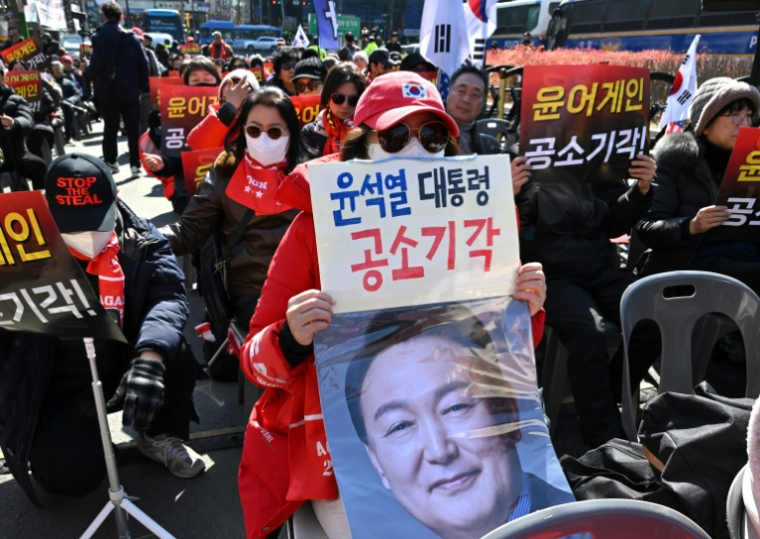Les partisans de l’ancien président sud-coréen destitué, Yoon Suk Yeol, se rassemblent devant le tribunal de district central de Séoul, à Séoul, le 19 février 2026 ( AFP / Jung Yeon-je )
