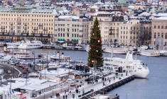 Des gens se promènent le long du quai Skeppsbron à Stockholm