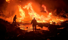 Un incendie s'étant déclenché dans la ville côtière de Tyr, dans le sud du Liban, après une frappe israélienne, le 4 mars 2026 ( AFP / Kawnat HAJU )
