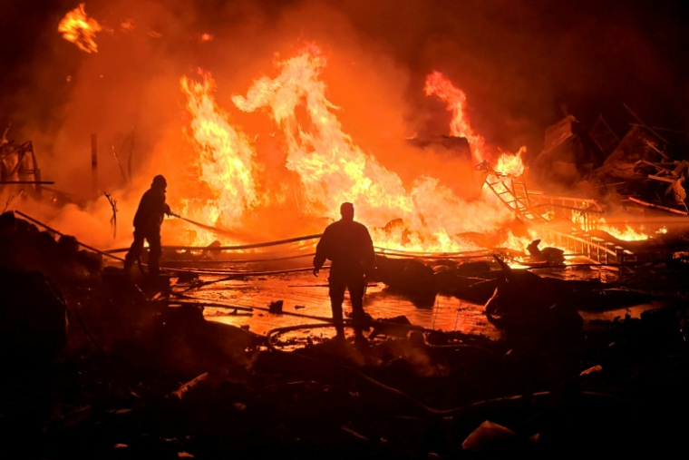 Un incendie s'étant déclenché dans la ville côtière de Tyr, dans le sud du Liban, après une frappe israélienne, le 4 mars 2026 ( AFP / Kawnat HAJU )