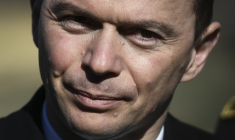 Le ministre du Travail Olivier Dussopt (ici à Saint-Julien-du-Puy, dans le Tarn, le 2 février 2023) veut augmenter de deux ans l'âge pour une indemnisation plus longue du chômage des seniors.  ( AFP / VALENTINE CHAPUIS )