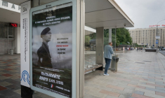 Une affiche près de l'ambassade de France à Moscou, en Russie, appelant les Français à "ne pas répéter les erreurs du passé", le 4 juin 2024. ( AFP / - )