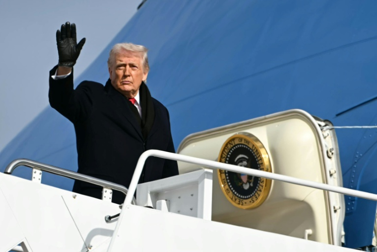 Le président américain Donald Trump fait un signe de main en en montant à bord de l'avion présidentiel le 16 janvier 2026, à la base d'Andrews, dans le Maryland, à l'est des Etats-Unis ( AFP / ANDREW CABALLERO-REYNOLDS )