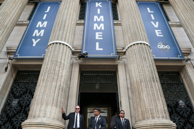 Des agents de sécurité devant El Capitan Entertainment Centre d'où est diffusée l'émission "Jimmy Kimmel Live !", à Hollywood, en Californie, aux Etats-Unis, le 17 septembre 2025 ( AFP / VALERIE MACON )