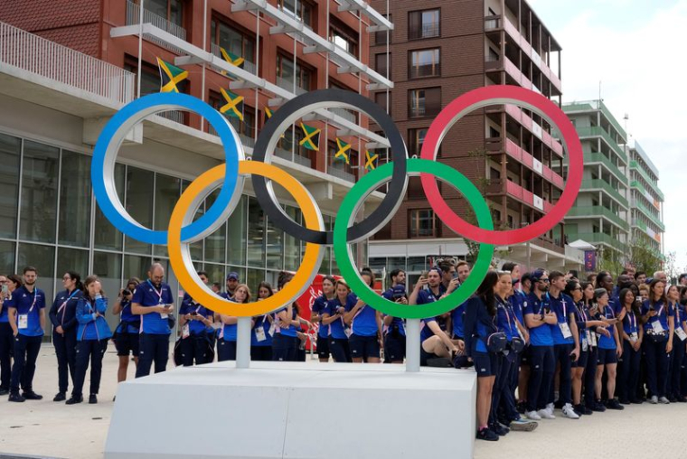Emmanuel Macron visite le village olympique