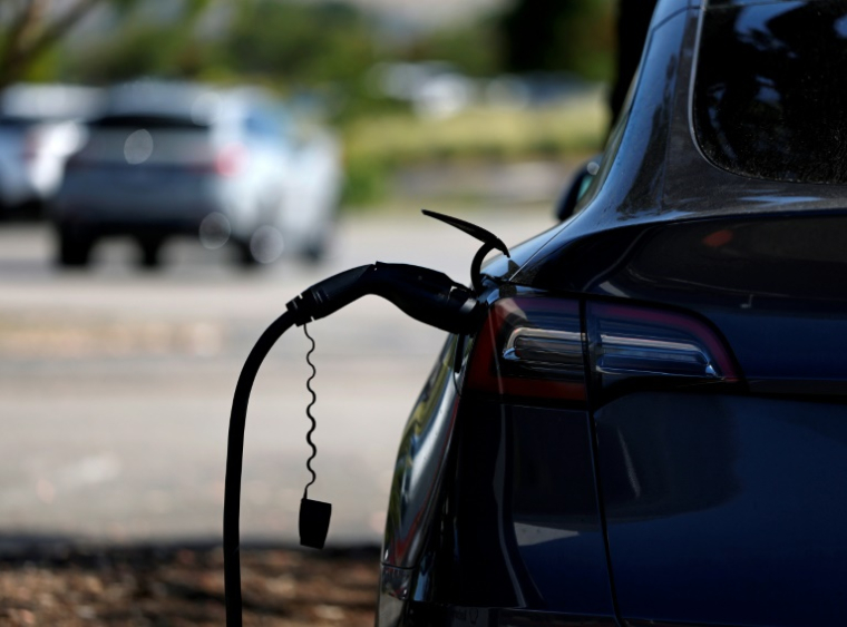 Une voiture Tesla en charge, à Corte Madera (Californie), le 12 juin 2025 ( GETTY IMAGES NORTH AMERICA / JUSTIN SULLIVAN )