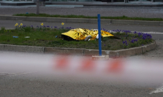 Le corps d'un civil gît au sol, caché par une couverture, après une frappe russe à Kiev, le 16 avril 2026 ( AFP / Serhii Okunev )