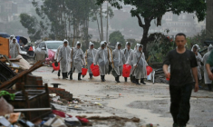 Des sécouristes participent aux opérations de nettoyage dans le village de Liulan, inondé après l'effondrement, le 6 juillet, du réservoir de Liulan, à Hengzhou, dans la région chinoise du Guangxi (sud-ouest), le 8 juillet 2026. ( AFP / GREG BAKER )