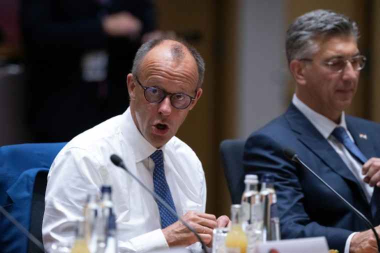 Le chancelier allemand Friedrich Merz (G) et le Premier ministre croate Andrej Plenkovic, le 19 juin 2026 à Bruxelles ( AFP / JOHN THYS )