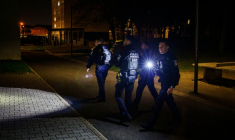 Des agents de police municipale patrouillent dans la cité Gabriel-Péri à Saint-Denis, en banlieue nord de Paris, le 22 janvier 2026 ( AFP / Dimitar DILKOFF )
