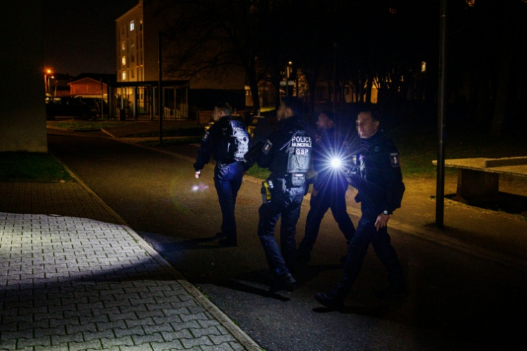 Des agents de police municipale patrouillent dans la cité Gabriel-Péri à Saint-Denis, en banlieue nord de Paris, le 22 janvier 2026 ( AFP / Dimitar DILKOFF )