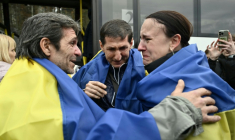 Des habitants de la ville d'Olechky occupée par la Russie dans le sud de l'Ukraine, sont accueillis en Ukraine le 31 octobre 2026, après avoir été évacués via la Russie et le Bélarus grâce à une trêve annoncée par la Première dame américaine Melania Trump ( AFP / Genya SAVILOV )