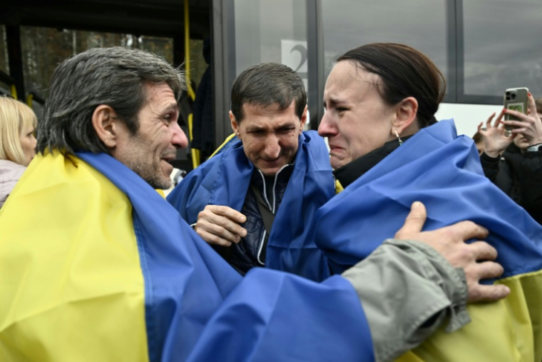 Des habitants de la ville d'Olechky occupée par la Russie dans le sud de l'Ukraine, sont accueillis en Ukraine le 31 octobre 2026, après avoir été évacués via la Russie et le Bélarus grâce à une trêve annoncée par la Première dame américaine Melania Trump ( AFP / Genya SAVILOV )