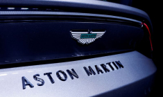 Le logo d'Aston Martin est visible sur une Vantage,  lors de son lancement à New Delhi