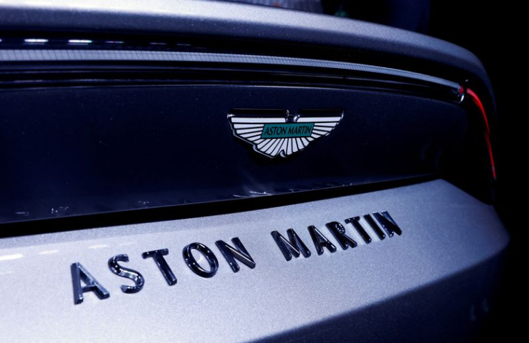 Le logo d'Aston Martin est visible sur une Vantage,  lors de son lancement à New Delhi