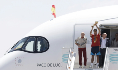 Le milieu de terrain espagnol Rodri (c) brandit le trophée de la Coupe du monde 2026 aux côtés du sélectionneur de l'Espagne Luis de la Fuente (g) à leur arrivée des États-Unis, à l'aéroport de Madrid-Barajas, le 20 juillet 2026 en Espagne Spain's World Cup winners come back home to a heroes' welcome in Madrid, where a million fans are expected to greet them after a night of raucous celebrations across the country. ( AFP / Oscar DEL POZO )