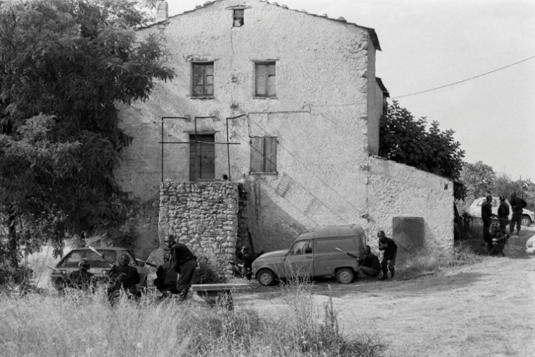Des forces de l'ordre se mettent à l'abri lors de la prise d'otages dans un vignoble d'Aléria le 22 août 1975 ( AFP / - )