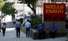 Des personnes passent devant une agence bancaire Wells Fargo à Pasadena