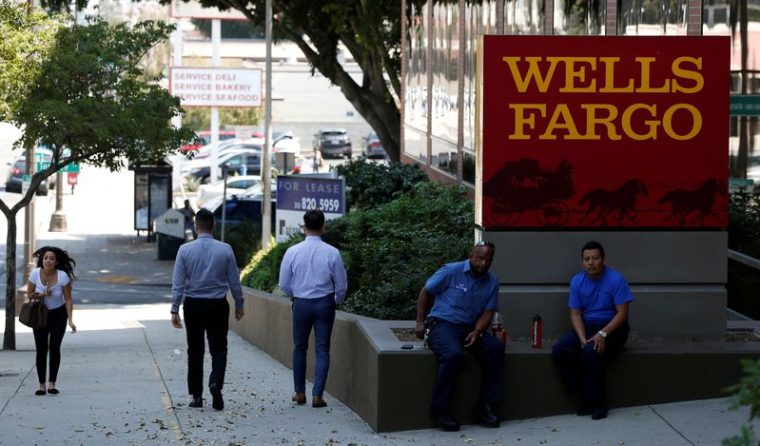 Des personnes passent devant une agence bancaire Wells Fargo à Pasadena