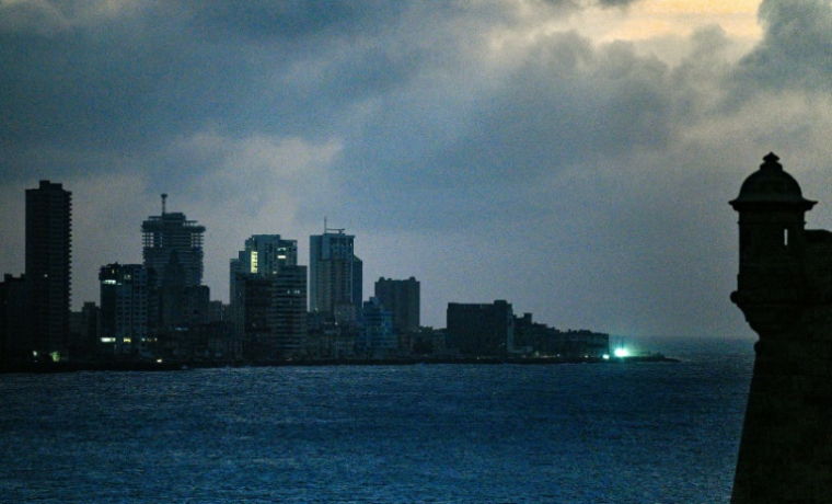 Des immeubles à La Havane lors d'une panne du réseau électrique à Cuba, le 4 mars 2026 ( AFP / Adalberto ROQUE )