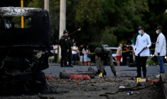 Des enquêteurs sur les lieux de l'explosion d'un camion bourré d'explosif près d'un commissariat de police dans la ville colombienne de Cúcuta, près de la frontière avec le Venezuela, le 1er août 2026  ( AFP / Schneyder Mendoza )