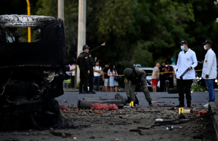 Des enquêteurs sur les lieux de l'explosion d'un camion bourré d'explosif près d'un commissariat de police dans la ville colombienne de Cúcuta, près de la frontière avec le Venezuela, le 1er août 2026  ( AFP / Schneyder Mendoza )