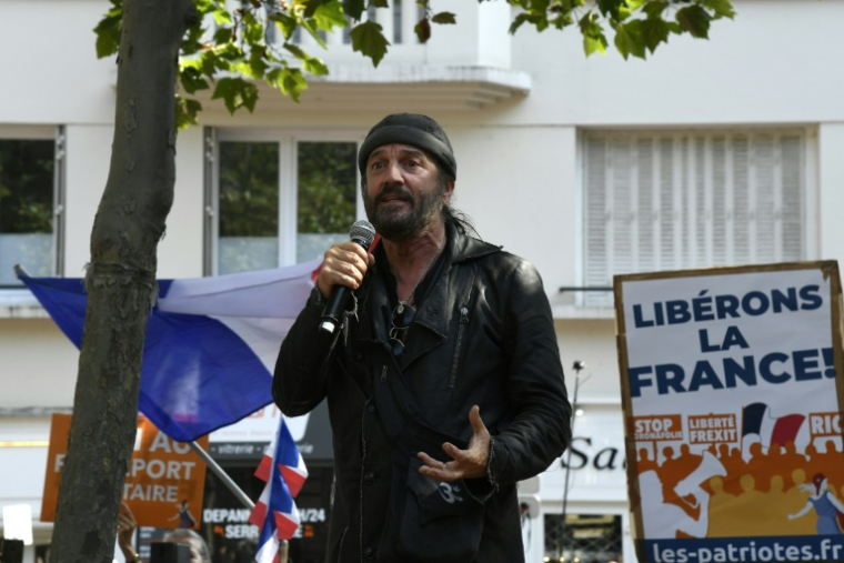 Francis Lalane lors d'une manifestation contre les nouvelles mesures contre le coronavirus, notamment un pass sanitaire, à Paris le 17 juillet 2021 ( AFP / Bertrand GUAY )