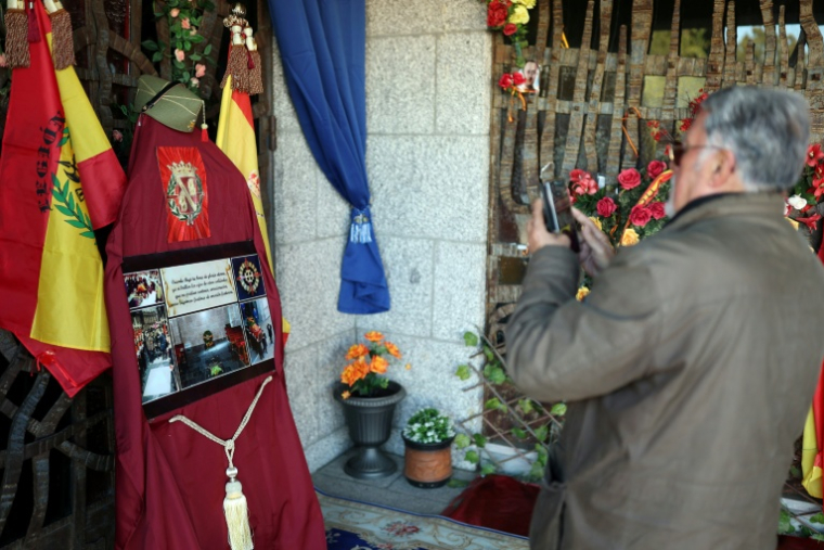Une personne prend des photos de la tombe de l'ancien dictateur espagnol Francisco Franco au cimetière Mingorrubio à El Pardo, au nord de Madrid, le 20 novembre 2025, à l'occasion du 50e anniversaire de la mort du général. Après son exhumation de la vallée de Cuelgamuros en 2019, la dépouille de Franco a été inhumée à El Pardo aux côtés de son épouse Carmen Polo, attirant chaque année les nostalgiques de son régime. Le 19 novembre 2025, le gouvernement de gauche espagnol a annoncé 480 nouveaux événements qui se tiendront cette année pour marquer le 50e anniversaire de la mort du dictateur de droite Francisco Franco et le rétablissement de la démocratie. Franco est décédé le 20 novembre 1975, à l'âge de 82 ans, après avoir dirigé l'Espagne d'une main de fer pendant près de quatre décennies.  ( AFP / Thomas COEX )