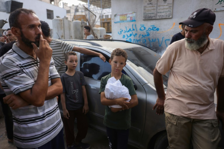 Des Palestiniens attendent à l'hôpital al-Chifa de la ville de Gaza, le 31 juillet 2025, où les corps de leurs proches ont été transférés ( AFP / BASHAR TALEB )