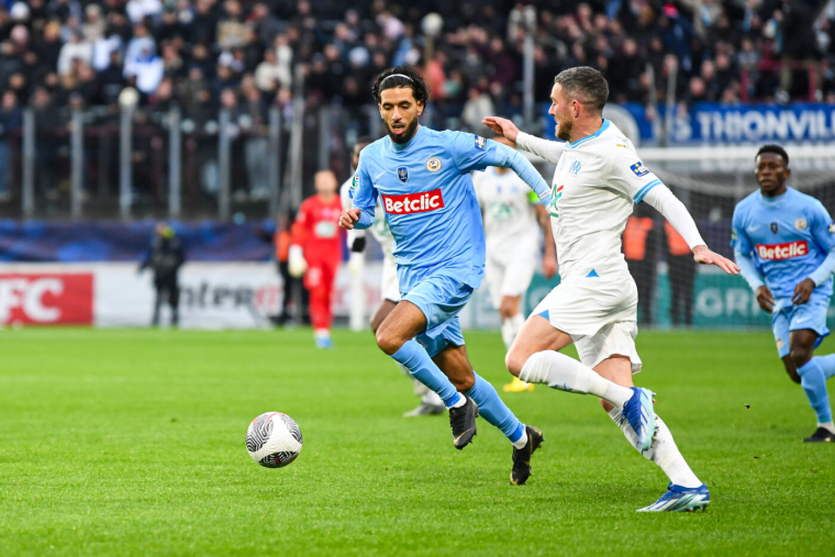 Vidéo : Le but de fou d'Amine Groune (Thionville) depuis son propre camp