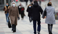 Photo des gens qui marchent dans le quartier financier et d'affaires de La Défense à Courbevoie