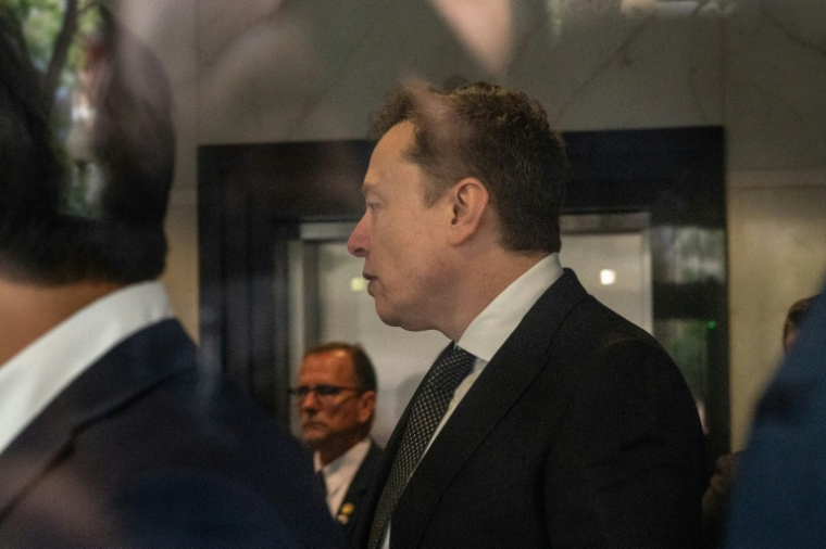 Elon Musk arrive au tribunal fédéral d'Oakland, le 29 avril 2026 en Californie ( AFP / Amy Osborne )