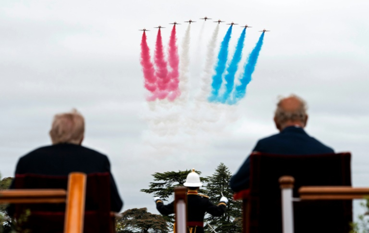 Le président américain Donald Trump et le roi Charles III assistent à une démonstration aérienne de l'équipe de voltige de la Royal Air Force, The Red Arrows, sur la pelouse est du château de Windsor, lors de la deuxième visite d'État du président américain, le 17 septembre 2025 à Windsor ( POOL / Doug MILLS )