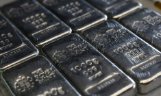 Cette photo, prise le 30 juin 2026, montre des lingots d'argent à la Royal Mint de Llantrisant, dans le sud du pays de Galles ( AFP / Darren Staples )
